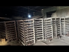 Brennschrank mit roten Fliesen